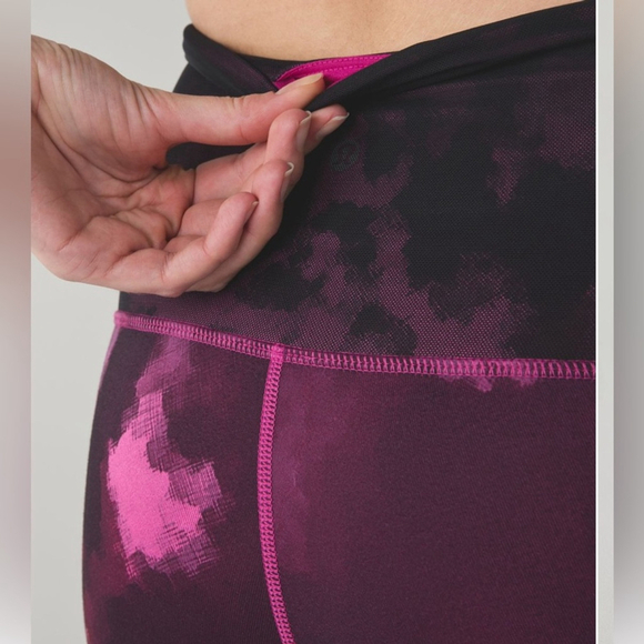 🖤 Lululemon Sweaty Endeavor Tight
Blooming Pixie Raspberry Black / Black - Picture 8 of 15